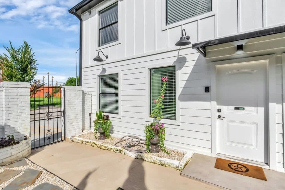Near Downtown Sleeps 6 Parking Gym view 5