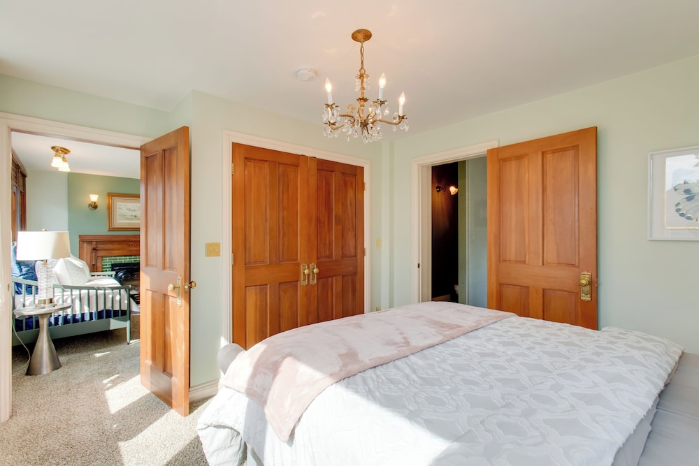 Victorian-style Cheesman Park Apt - 2 Mi to Dtwn
