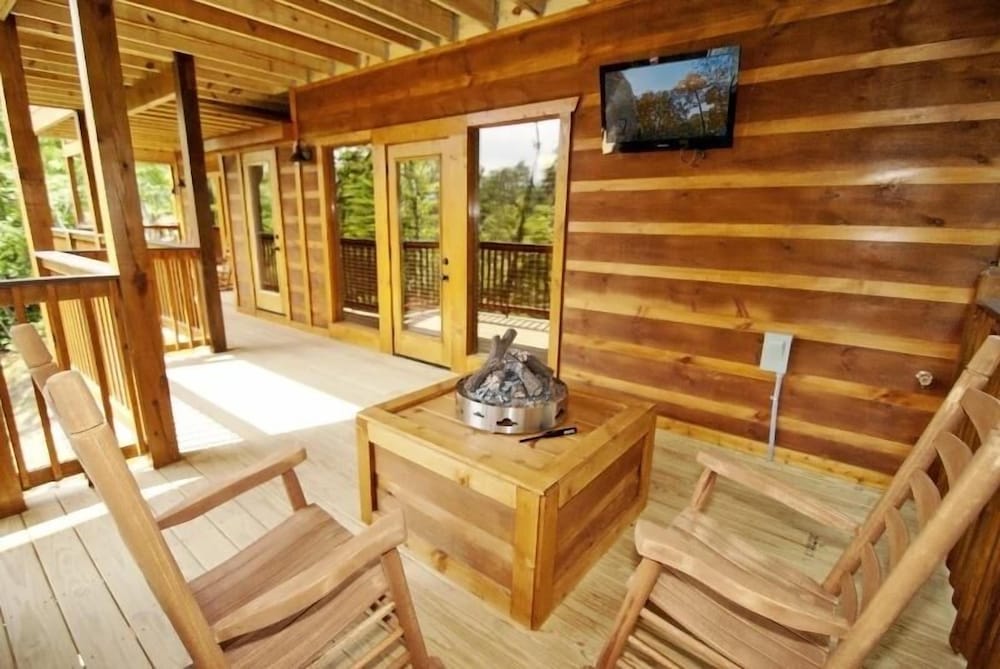 Pemberley Manor - 7 Bedrooms, 7.5 Baths, Sleeps 30 Home by RedAwning