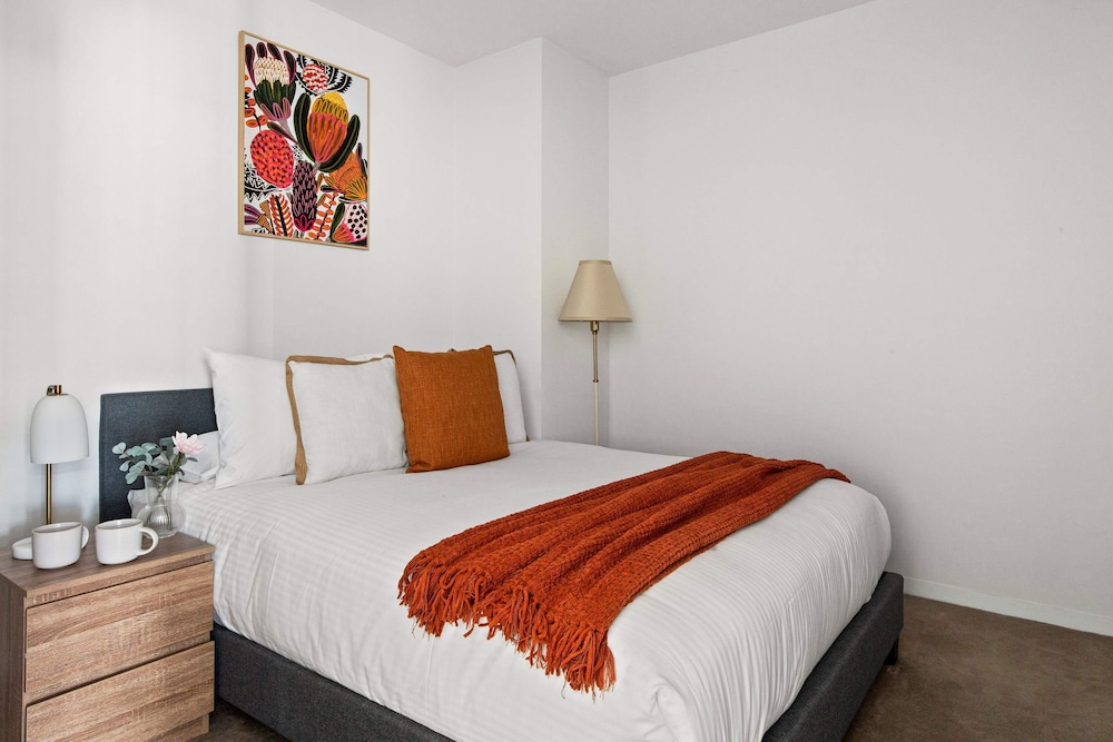 A Cozy 2BR Apt Next to The Yarra River