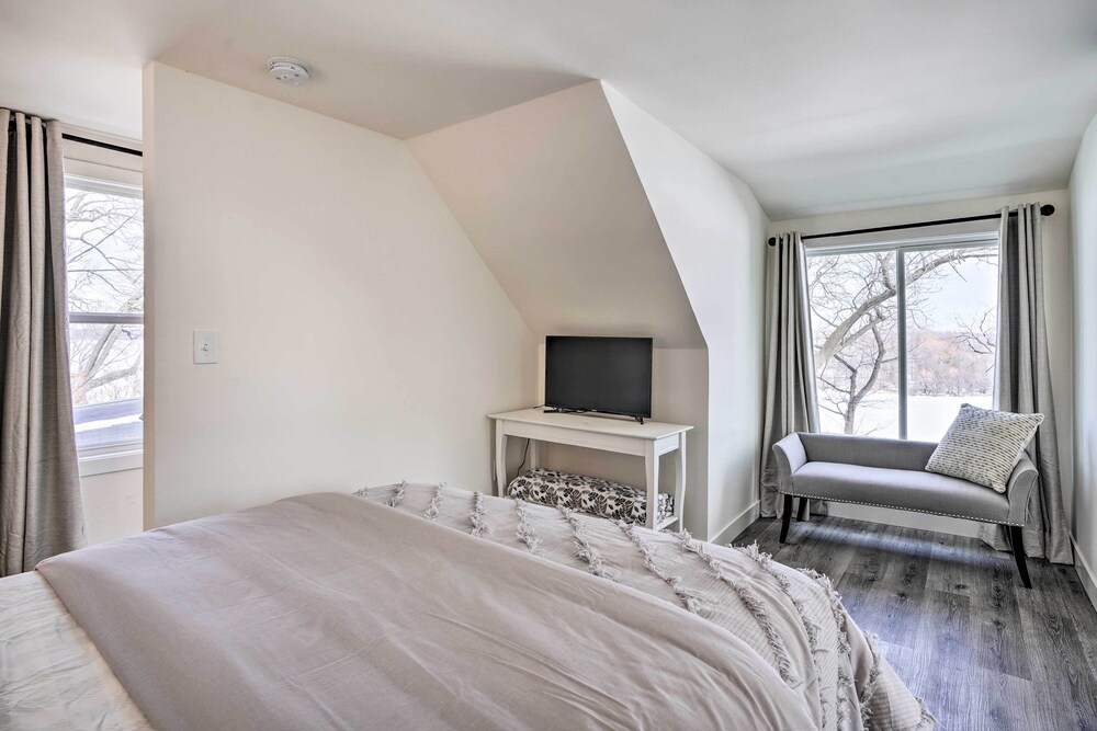 Minneapolis / St Paul Vacations - Cozy Plymouth Cottage w/ Medicine Lake View! - Property Image 4
