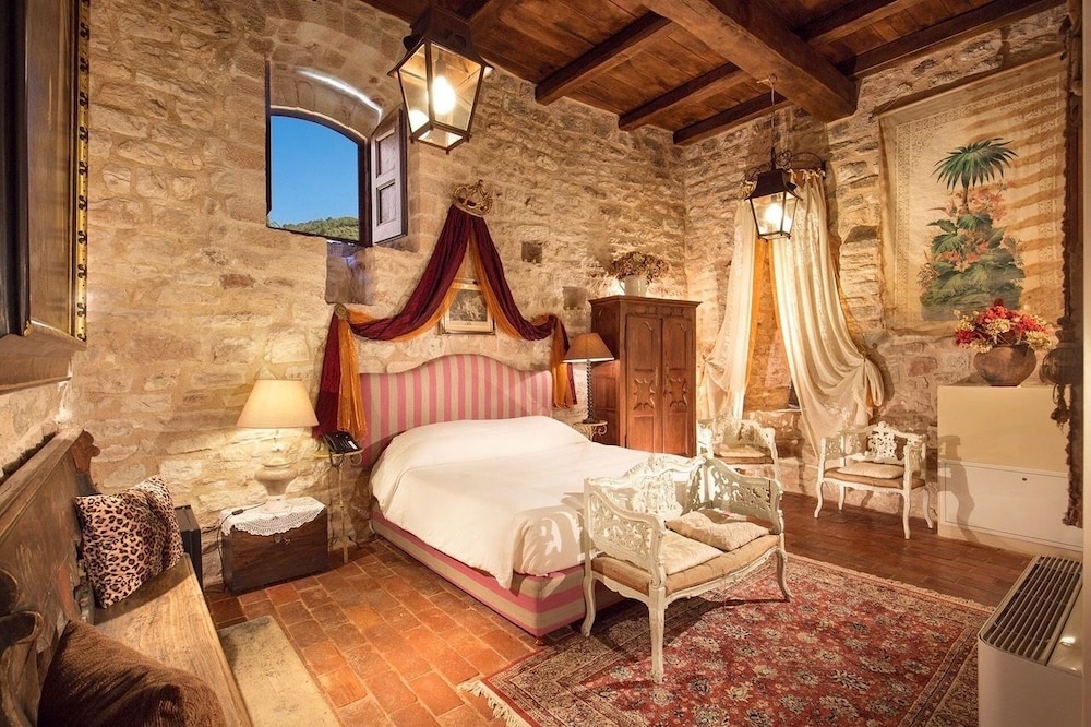 Antica Rocca en Foligno — hotel room