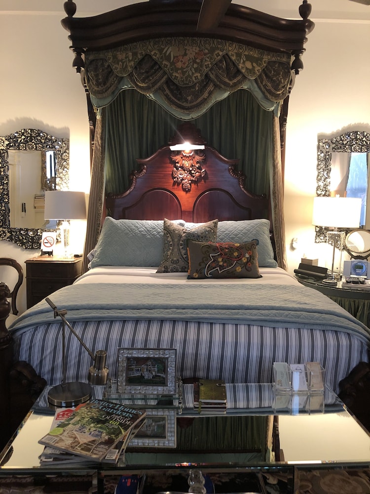 John Thomas Bed and Bath
