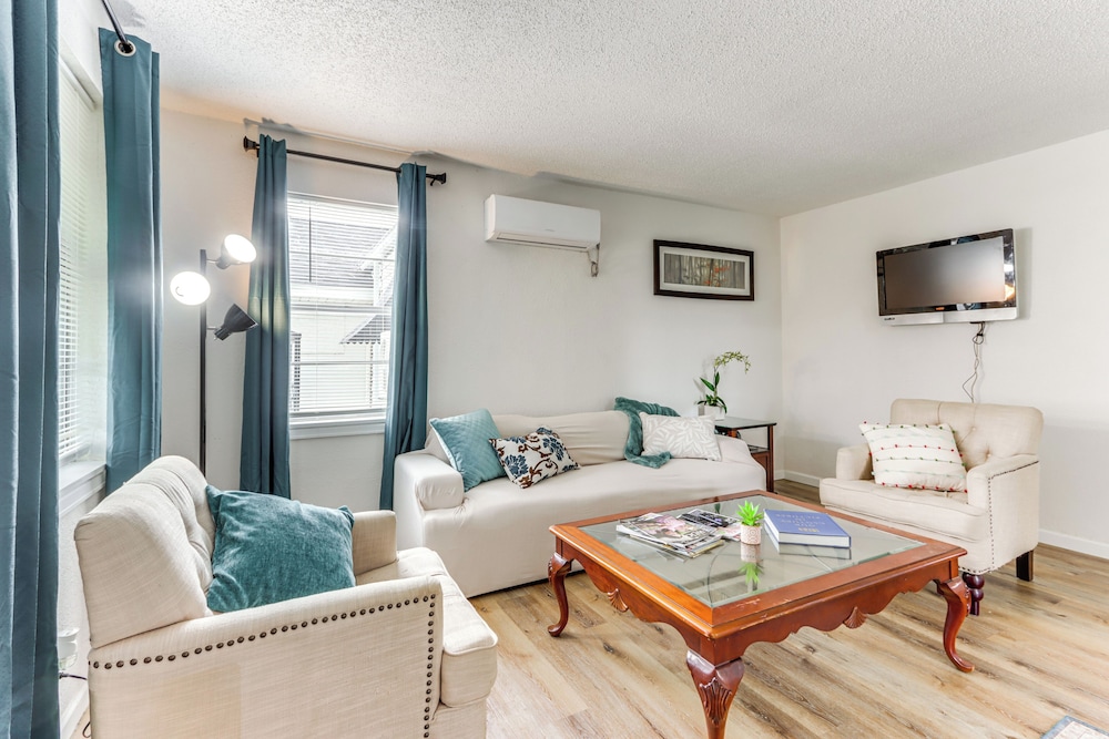 1 Mi to Main St Joplin: Cozy Home w/ Shared Yard!