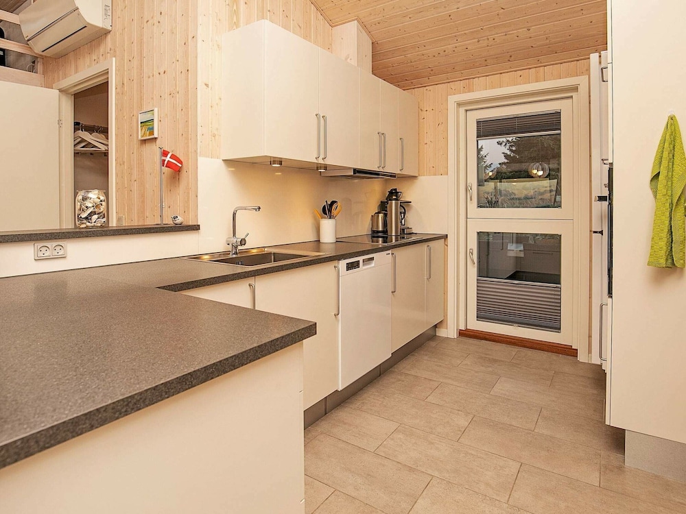 Vibrant Holiday Home in Jutland near Sea view 4