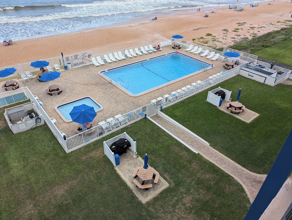 Daytona Beach Vacations - Traders Inn Beach Club - Property Image 11