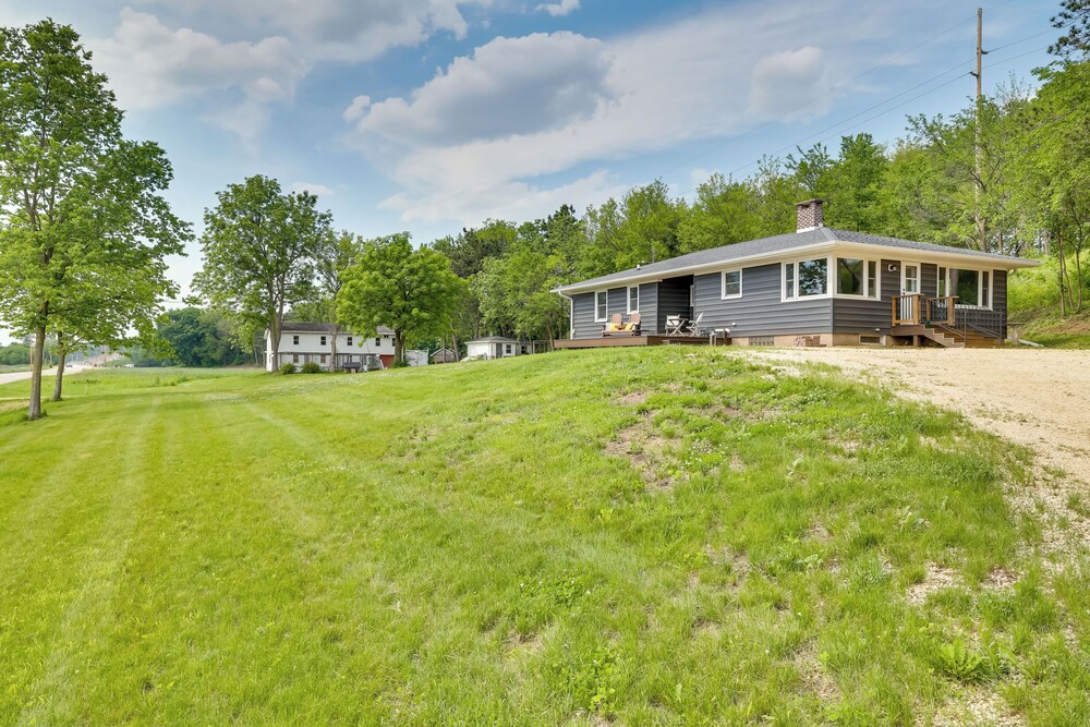 3 Mi to Lake Onalaska: Quaint Home w/ Prairie View