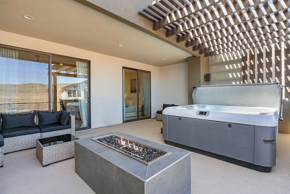 The Fish Bowl 6 Bedroom Townhouse