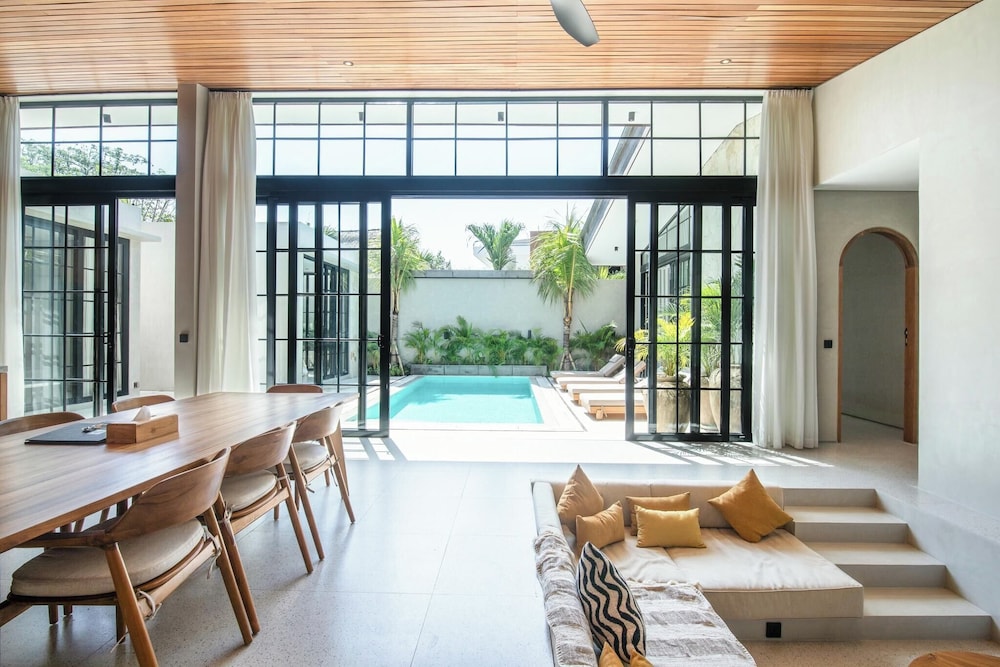 Stylish 5BR Boho Hideaway, 5 Minutes Bingin Beach