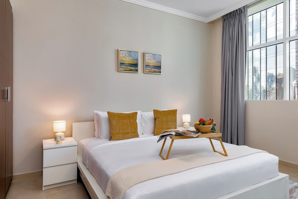 Maison Privee - Comfortable Downtown Apartment w/ City Skyline Vws