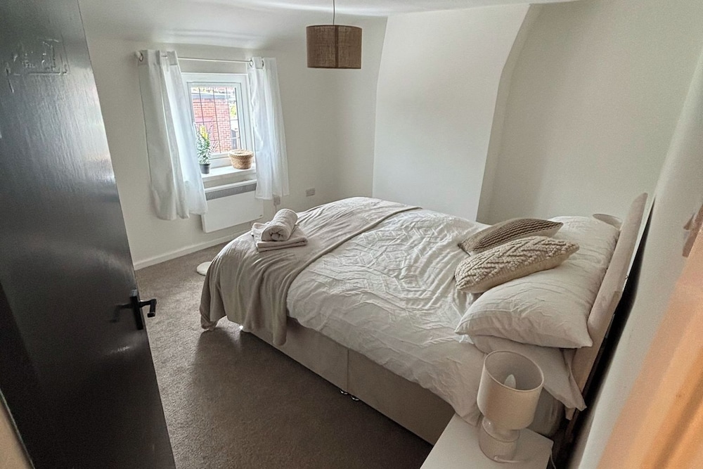 Cottage - Sleeps 4 - Pet Ok - Patio - Parking