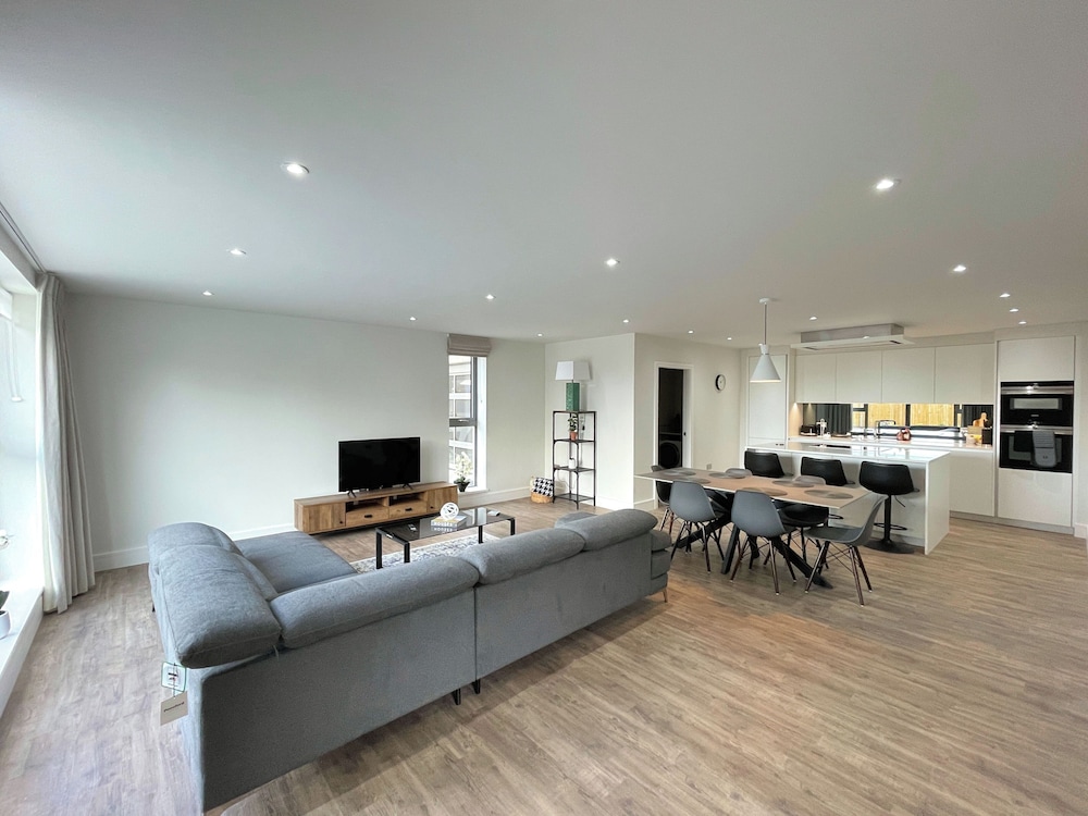 Luxury 2 Bedroom Apt with Parking