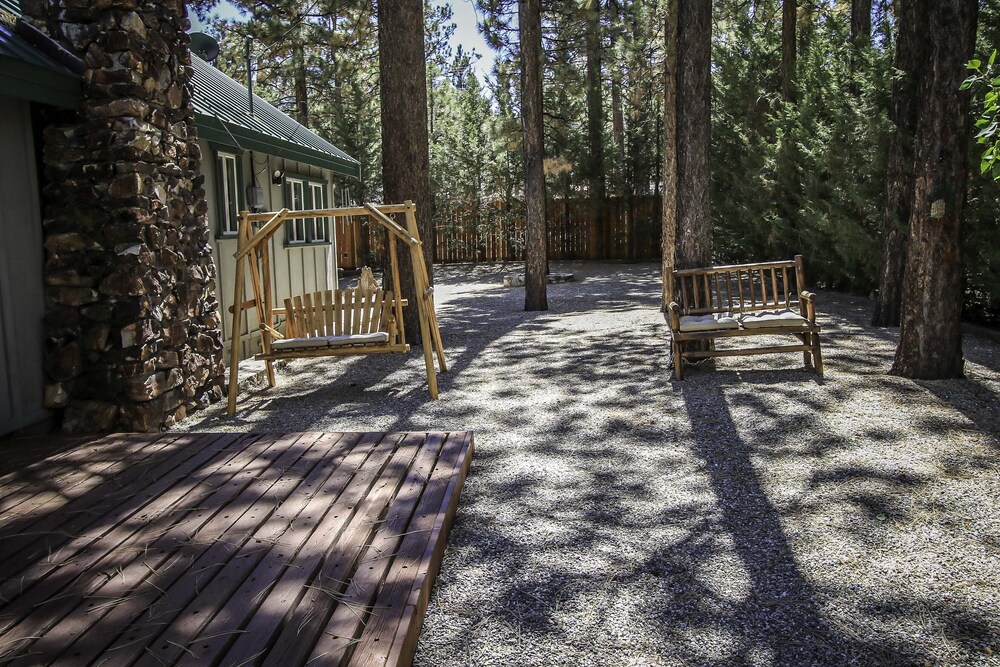Our Mountain Hideaway 2 Bedroom Home by RedAwning