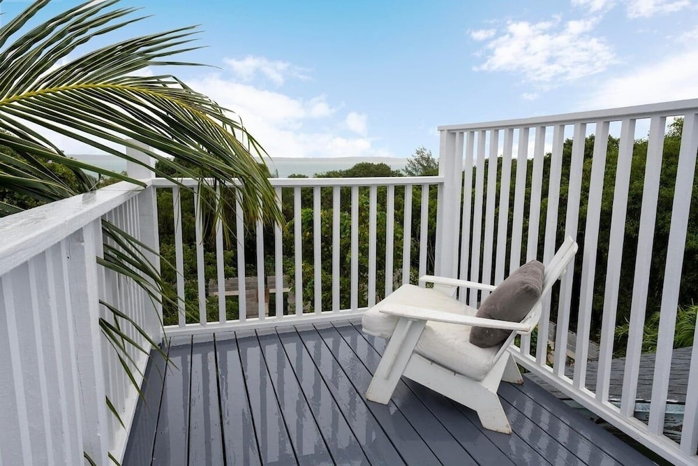 Chat N Chill - Top Floor Condo, Walk To Pink Sands Beach 2 Bedroom Townhouse