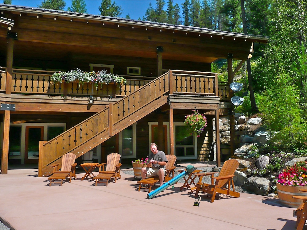 Glacier Guides Lodge