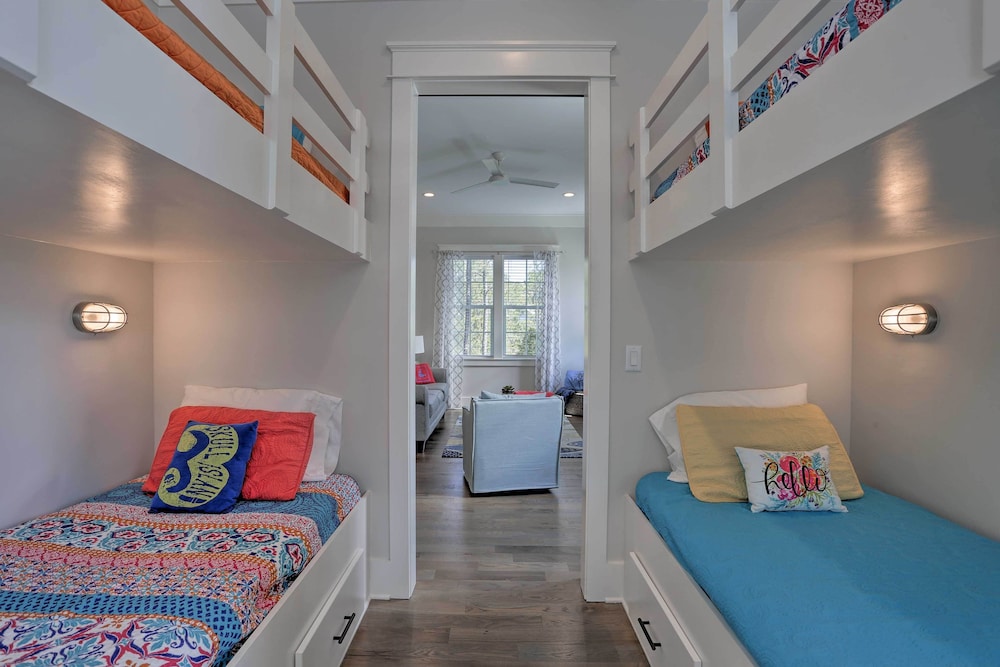 Family-friendly Santa Rosa Home: Walk to Beach!