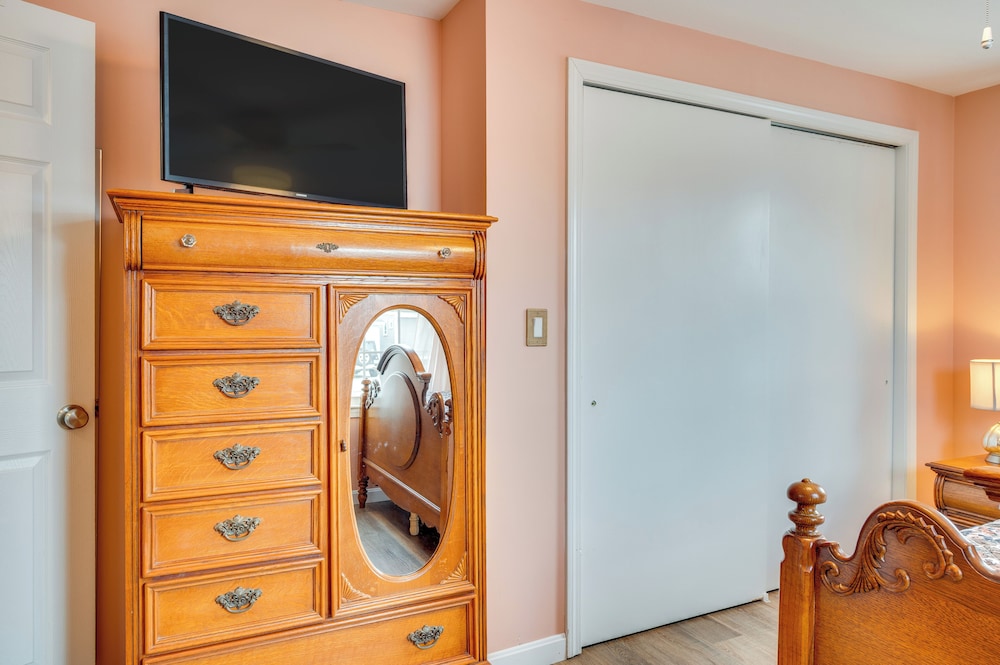 Near Beaches & Waterfront Dining: Home in Hampton!