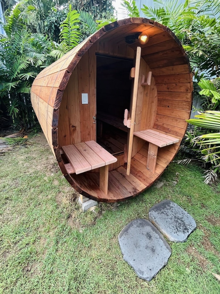 Akule Clubhouse: Awa 1 Bedroom Apt by the Beach 1 Condo by RedAwning