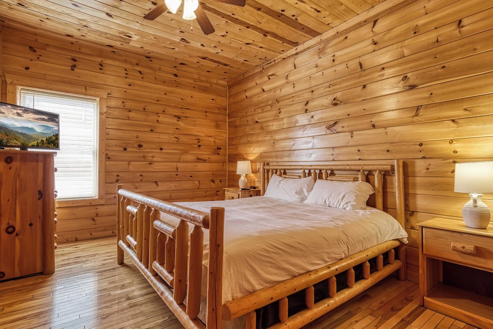 Hot Tub, Game Room, Movie Theater, View Sleeps 18 Lookout Lodge by Avantstay