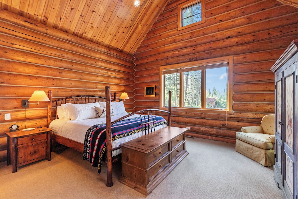 Stunning Views! Ski-in/out Mountain Village Cabin