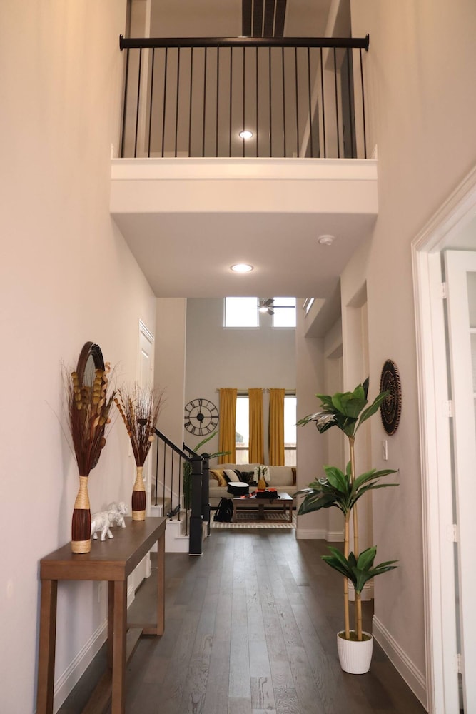 Spacious Home w Putting Green -for Extended Stays