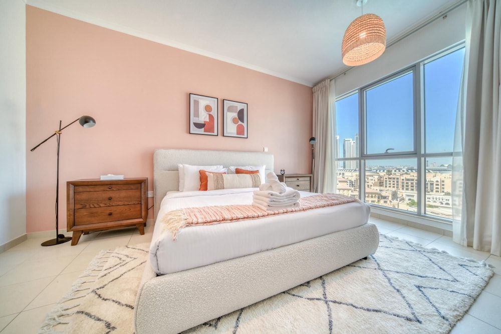 Urban Chic Downtown Apt w Dubai Fountain Views