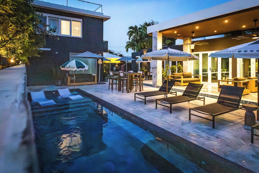 LaDiana QuenRoom Pool ResortVibe NearBch