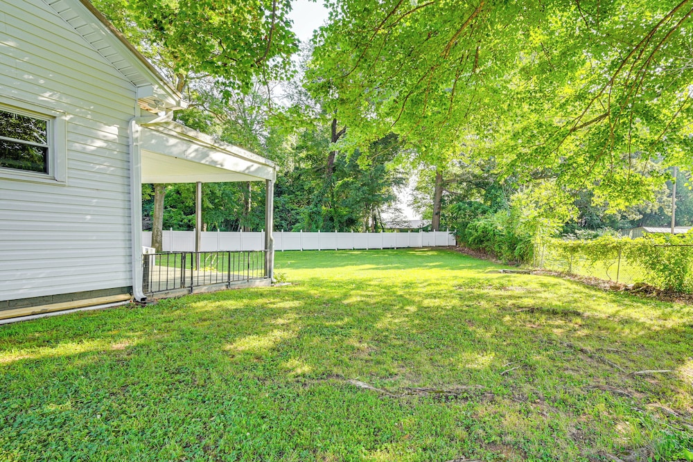 2 Mi to Oak Grove Racing & Gaming: Home on 1 Acre
