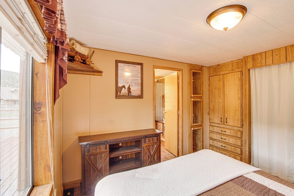 Creekside Cabin w/ Deck & Views in Panguitch!