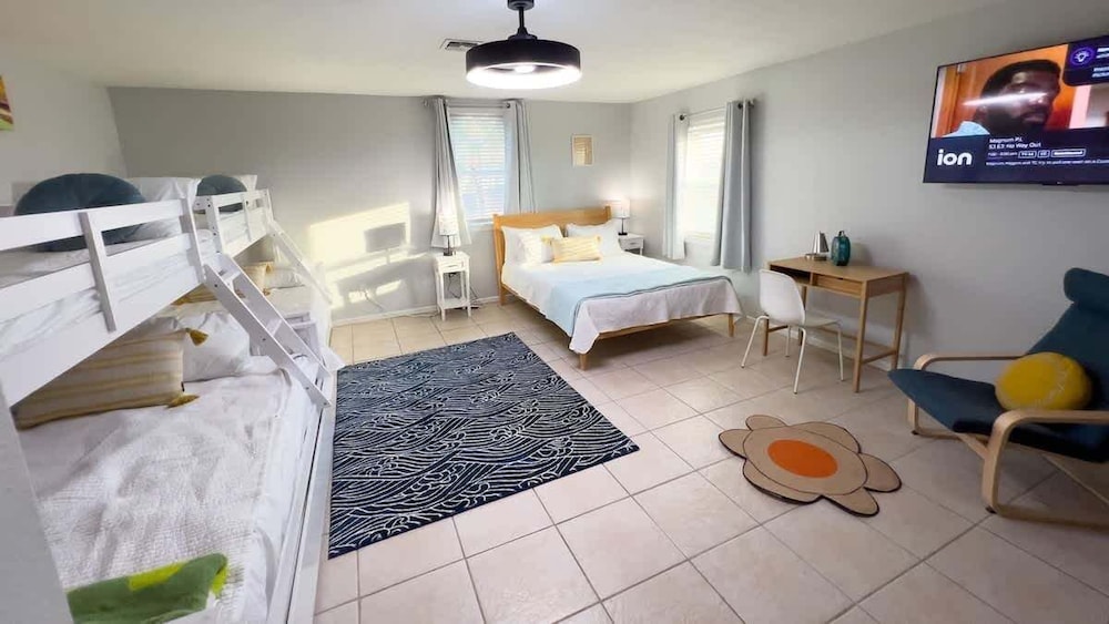 Fun Retro Island Vibe Sleeps 17 Beach 1 Block 4 Bedroom Home