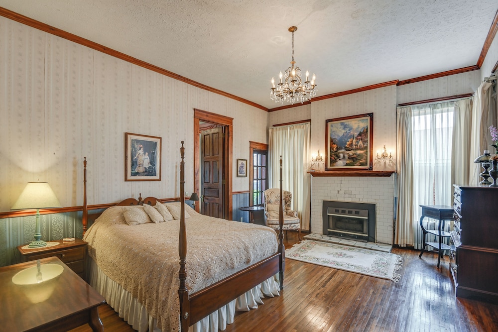 Walk to Lawrenceburg Square: Home for Large Groups
