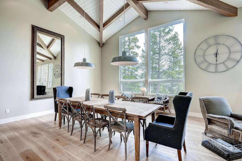 Sunrise Ski Haus 4 Bedroom Home by RedAwning