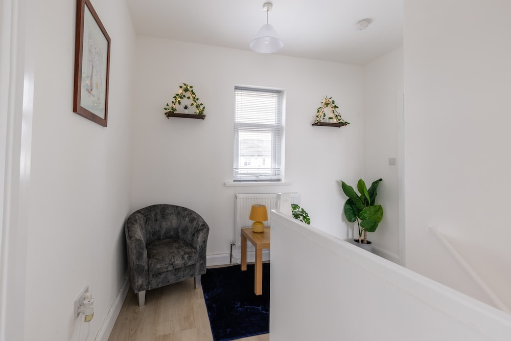 Free Parking - 4 Bedroom House