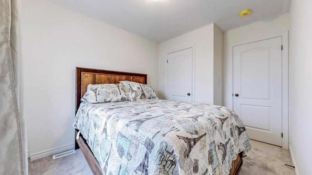 Elegant 3-bedroom House - Bowmanville view 2