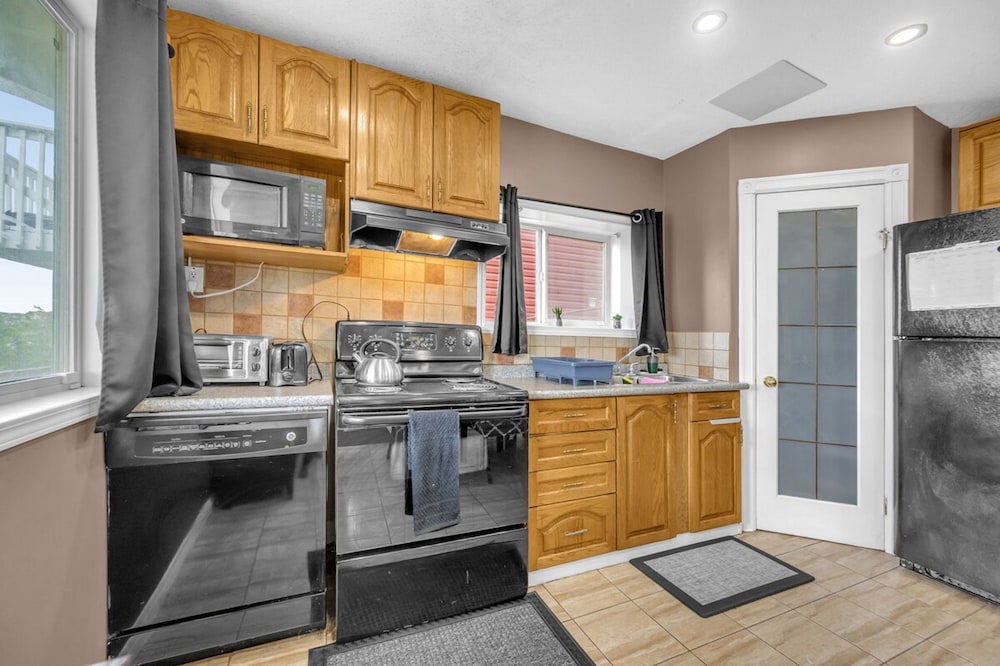52-3 Bed Suite on Lake Central A C By Airport