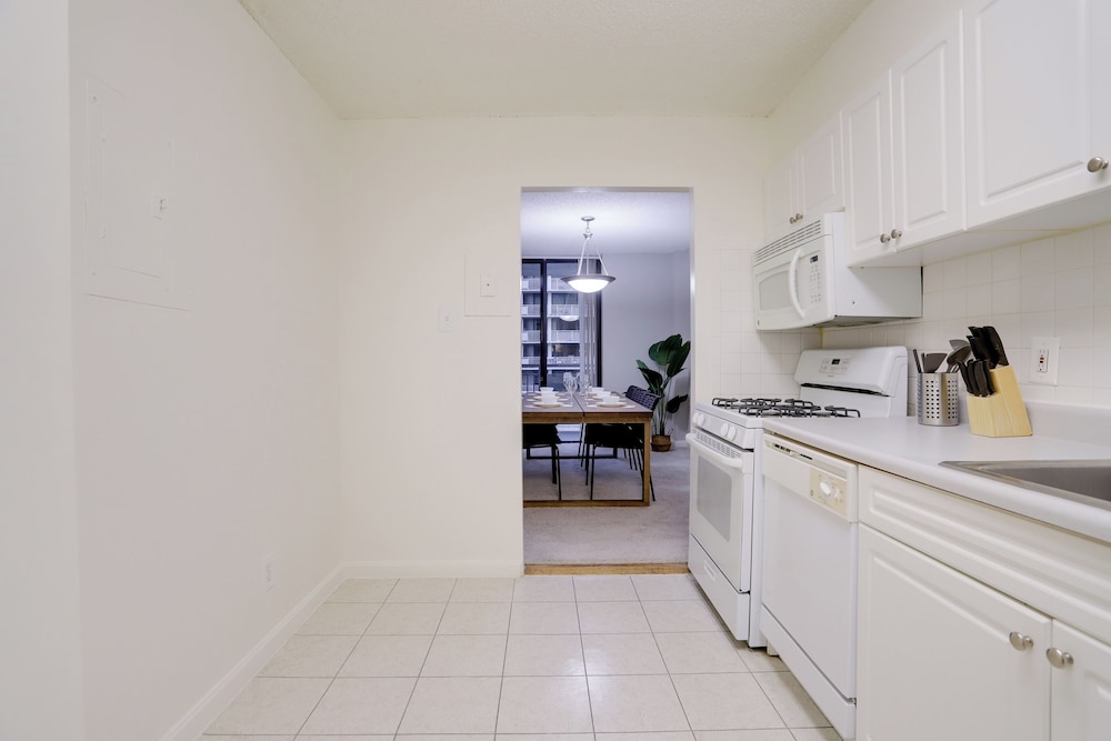 Modern Apt Near Airport & Metro