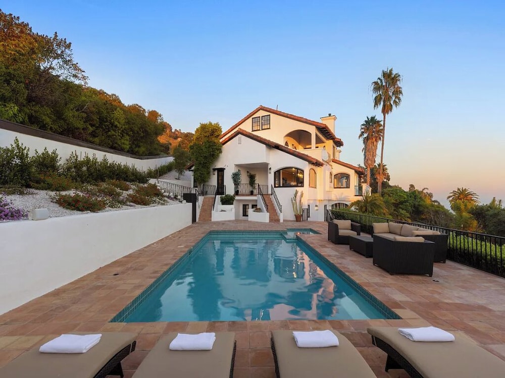 Villa Costera - Tree-lined Tranquility: 3-level Entertainer's Dream