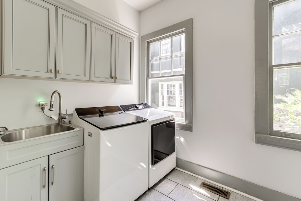 2 Mi to Dtwn: Stylish Urban Retreat in Birmingham