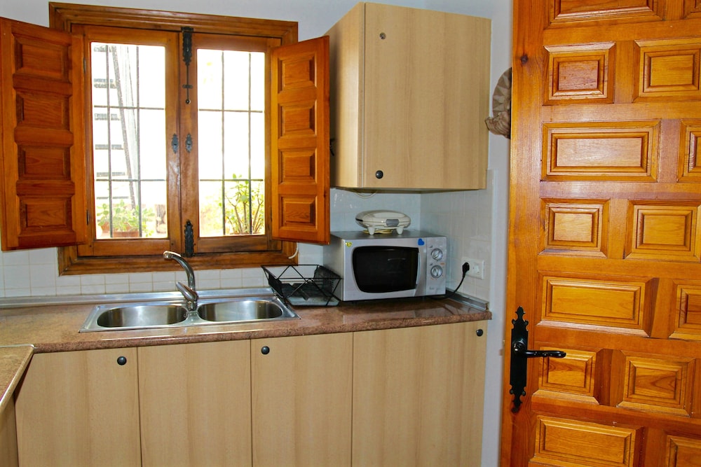 Cottage - Sleeps 4 - Pet Friendly - Patio