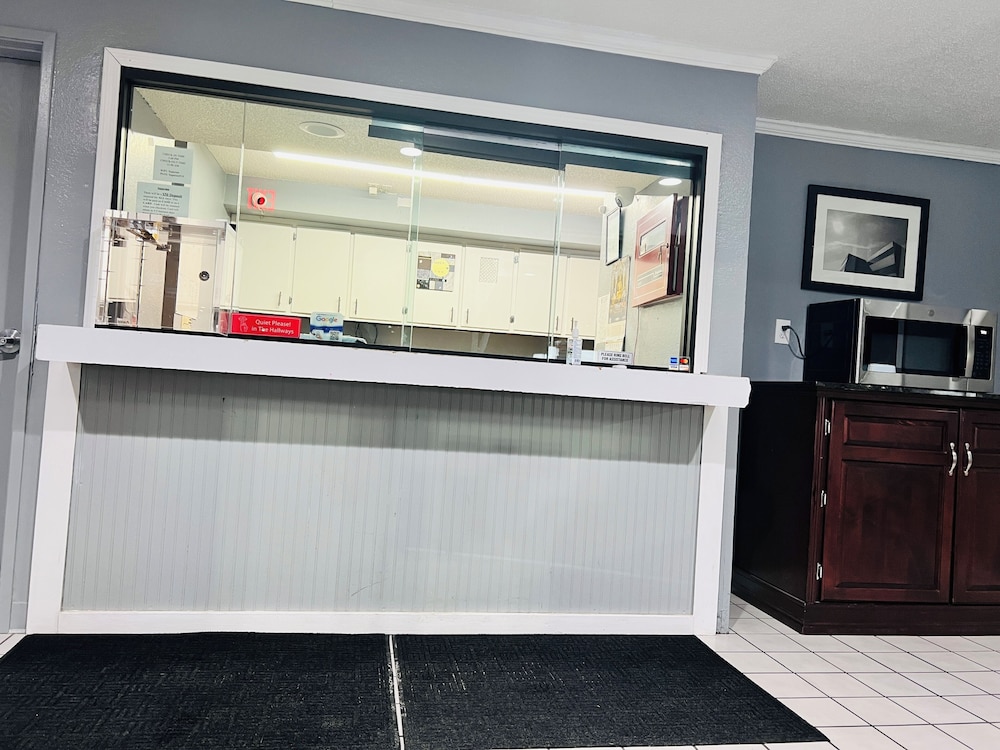 Super Inn by OYO Lansing MI