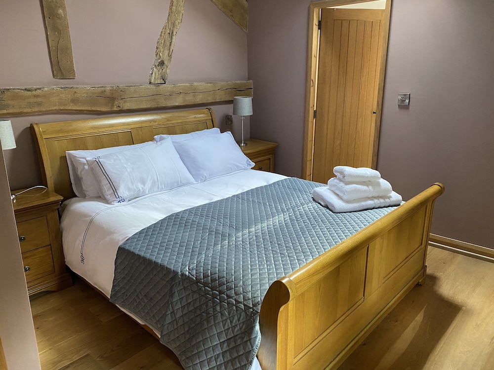Beautiful Secluded 2-bed Barn With Woodfire Hottub view 2