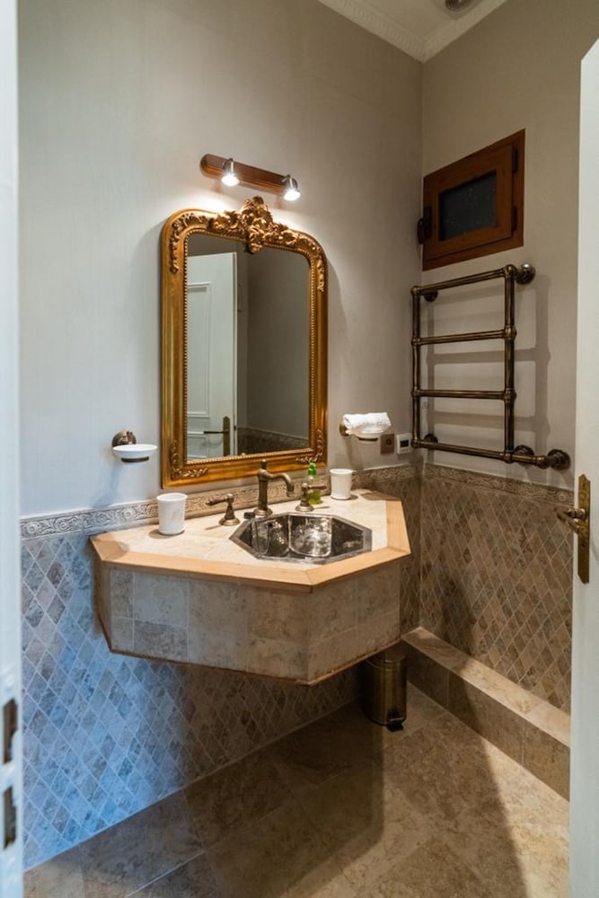 Charming 2 Bedroom apt in Central Cannes Walking Distance to Beaches Croisette and the Palais - 678