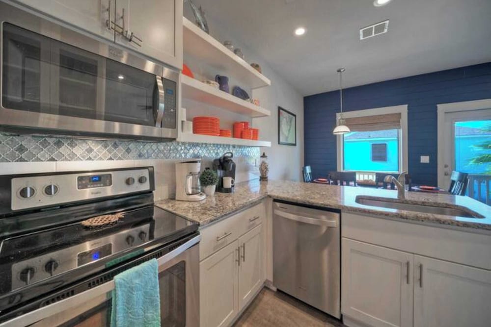 2 Homes in Las Palmeras by Avantstay Sleeps 18, Resort Pool + Private Patio Walk to Town, Golf Cart Zone