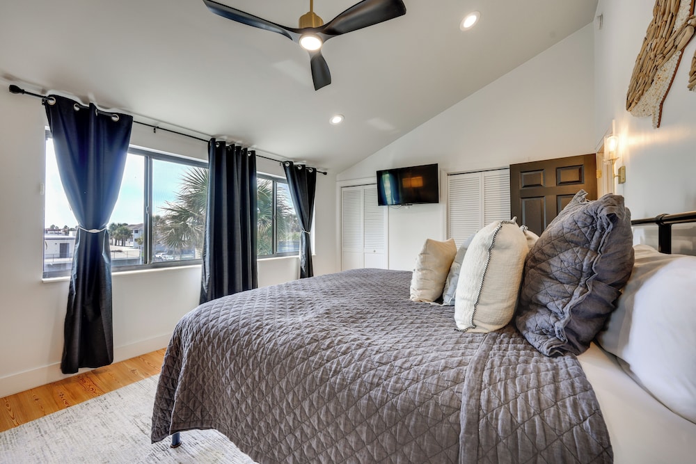 Steps to Sand: Townhome w/ Balcony in Jax Beach!