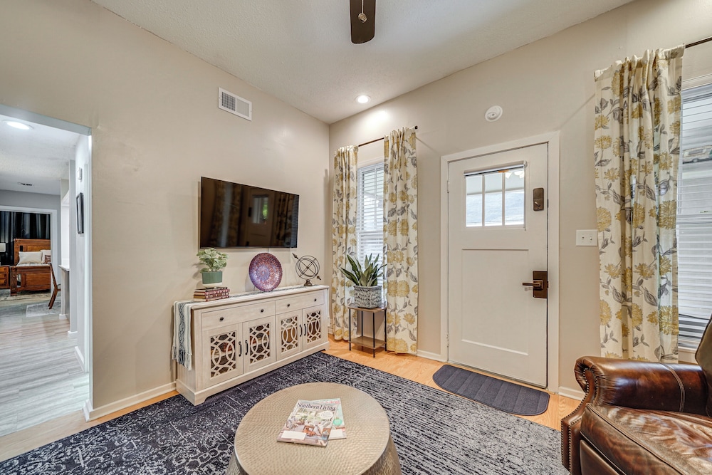 < 1 Mi to Dtwn Texarkana: Couple's Retreat w/ Yard
