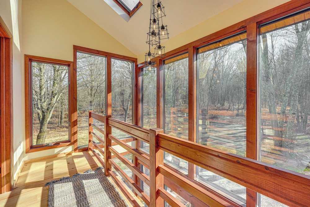 Ski, Hike & More: Spacious Log Cabin in Long Pond view 4