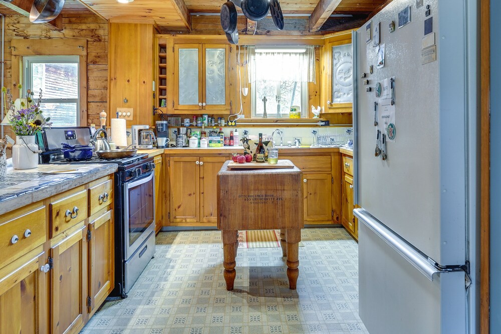 Cozy Adirondack Cabin Retreat in West Chazy! view 4