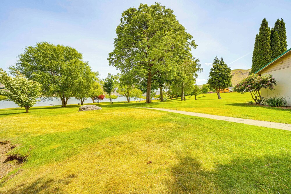 Steps to Lake Chelan: Condo w/ Resort Amenities!