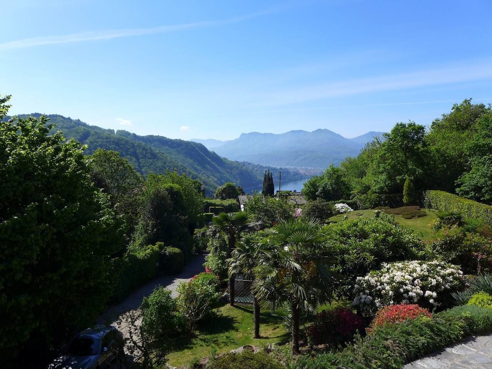 Stunning 4 bed Villa With Private Pool, Bbq, Wifi, Lake Views, Walking Distance to Restaurant view 3