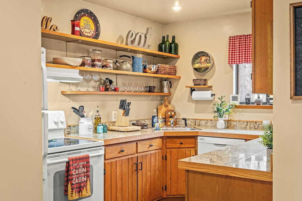 Atlas Point Lodge Sauna, Fireplaces, Kayaks, Lakes + Pet-friendly Yard